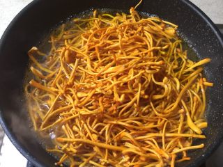 4、凉拌木耳虫草花,放入虫草花大火煮两分钟。