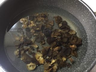 5、凉拌木耳虫草花,锅里重新烧水，将木耳焯熟。
