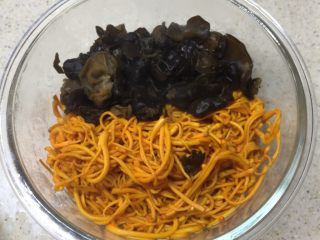 6、凉拌木耳虫草花,捞起放凉。
