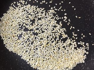 7、凉拌木耳虫草花,白芝麻炒至微黄。