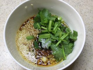 8、凉拌木耳虫草花,碗里放入蒜末，白芝麻，酱油，糖，芝麻油，香菜拌匀。