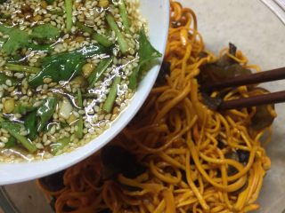 9、凉拌木耳虫草花,最后倒入木耳虫草花里拌匀即可。