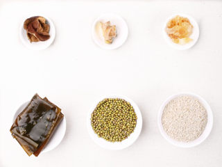 1、陈皮海带汤,将食材准备好，海带用清水泡发