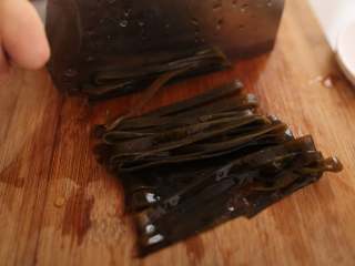 2、陈皮海带汤,将泡发的海带切成条状