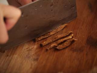 3、陈皮海带汤,将陈皮切成条状，清洗干净备用