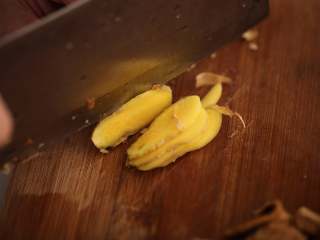 4、陈皮海带汤,将生姜切成条状