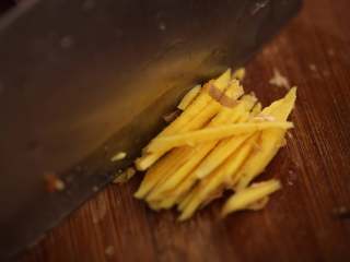 5、陈皮海带汤,将生姜切成条状