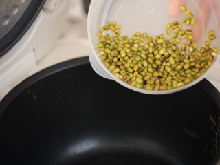 6、陈皮海带汤,将绿豆放入电饭煲中