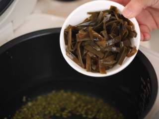 7、陈皮海带汤,将切好的海带放入电饭煲中