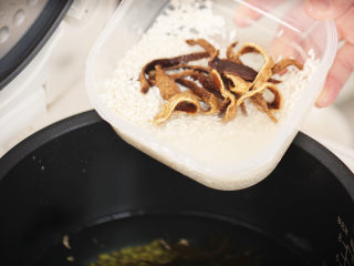 8、陈皮海带汤,大米和海带一起放入电饭煲中，按下煮粥键即可