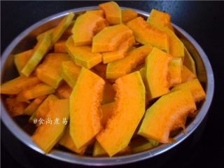 2、蓬松柔软马拉糕,切成薄片，放入蒸锅蒸熟