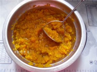 4、蓬松柔软马拉糕,用专用工具捣烂，做好的南瓜泥冷却后分袋放进冰箱保存，可搭配各种点心。