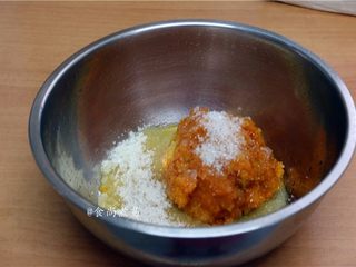 6、蓬松柔软马拉糕,南瓜糊、白糖、酵母粉倒入大盆中拌匀