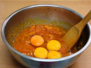 7、蓬松柔软马拉糕,敲入鸡蛋，搅拌均匀