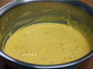 9、蓬松柔软马拉糕,食材多，换一个大盆，尽量用大盆盛起食材，搅拌起来更均匀些。将粉类搅拌成浓稠的糊状，遮上盖子，静置发酵40分钟
