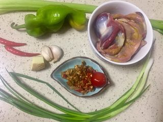 1、#年味#~团圆泡椒鸭胗,准备所需食材