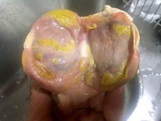 2、#年味#~团圆泡椒鸭胗,选择在菜市场买的鸭胗，现取的非常新鲜，因为卖鸭胗的阿姨太慌忙没有把鸭胗内金处理干净，所以必须清理，用小刀刮掉即可