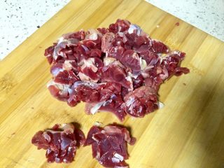 5、#年味#~团圆泡椒鸭胗,三四刀切断，按此方法全部切好