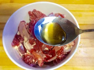 6、#年味#~团圆泡椒鸭胗,鸭胗花装入碗，加半勺料酒