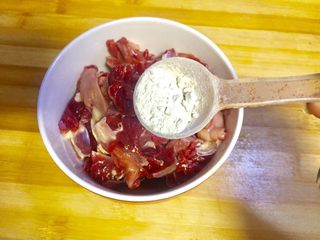 8、#年味#~团圆泡椒鸭胗,少许淀粉，比炒肉丝加的淀粉略少，然后拌匀，备用