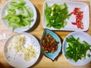 9、#年味#~团圆泡椒鸭胗,所有配菜洗净后，西芹切斜刀，红椒切丝，青椒切小块状，老姜大蒜切末，香葱切小节