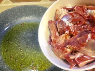 11、#年味#~团圆泡椒鸭胗,油温8层时放入鸭胗