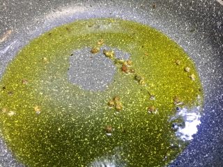 10、#年味#~团圆泡椒鸭胗,大火，热锅倒入菜籽油，油温5层热时放入花椒