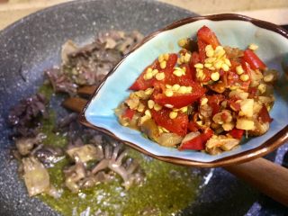 12、#年味#~团圆泡椒鸭胗,鸭胗炒变色后加入泡椒末