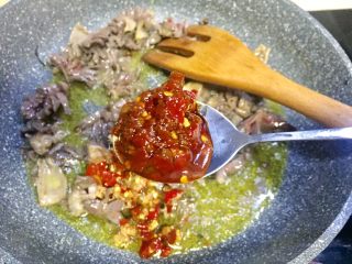 13、#年味#~团圆泡椒鸭胗,加入豆瓣酱