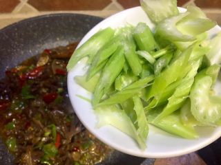 15、#年味#~团圆泡椒鸭胗,放入西芹