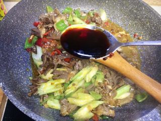 16、#年味#~团圆泡椒鸭胗,放入一勺生抽