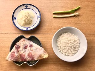 1、晚餐+一碗芝士排骨饭,准备好食材。蒜和洋葱没拍进去，不用在意...因为不喜欢可以去掉，尽管蒜和排骨是绝配。
