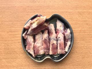 3、晚餐+一碗芝士排骨饭,排骨按照一根根骨头切成长条。