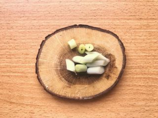 4、晚餐+一碗芝士排骨饭,葱白切斜段。半个紫皮洋葱随便切切丁，忘拍了，因为也可以不要～