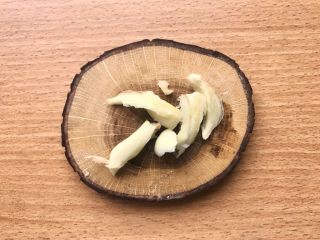 5、晚餐+一碗芝士排骨饭,大蒜用刀背拍碎，手撕开来。