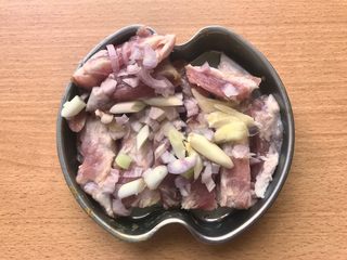 6、晚餐+一碗芝士排骨饭,全扔进放排骨的盆？碗中。