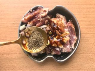 9、晚餐+一碗芝士排骨饭,1/2餐勺五香粉，1/2餐勺盐忘拍了。