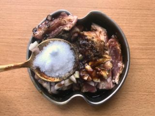 10、晚餐+一碗芝士排骨饭,1餐勺白砂糖。