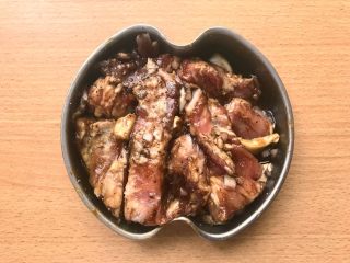 11、晚餐+一碗芝士排骨饭,搅拌均匀后腌制15分钟后放入烤箱180度10分钟。