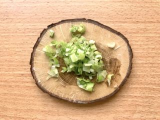 12、晚餐+一碗芝士排骨饭,这样米和排骨都在腌制期间切好葱绿部分葱花作为最后装饰。