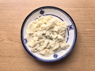 13、晚餐+一碗芝士排骨饭,马苏里拉芝士切碎，如果已经是碎的就准备在一旁。