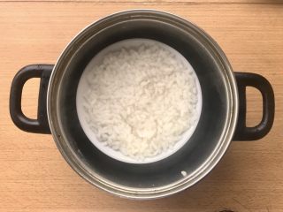 14、晚餐+一碗芝士排骨饭,稍微休息一下就可以将腌制米的碗放入差不多到碗一半的开水，整个锅在灶上煮10分钟。就会有大致如图水收干快熟的一碗米饭。
