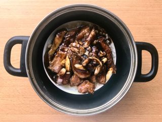15、晚餐+一碗芝士排骨饭,煮米饭10分钟就是烤排骨的10分钟，米饭煮至上图就可以开烤箱将排骨堆在米饭上，汤汁尽情倒进去。
