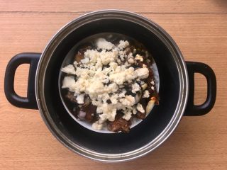 16、晚餐+一碗芝士排骨饭,撒上马苏里拉芝士，继续中火蒸5分钟即可出锅。