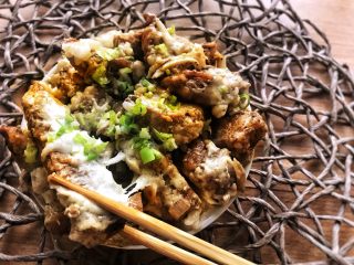 17、晚餐+一碗芝士排骨饭,撒上葱花就可以拉丝排骨搭上米饭啦～～