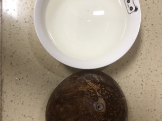 2、海南椰子鸡,椰子顶部有3个小圆口，最大那个口软的，拿小刀挖开，倒出椰子汁。