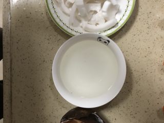 4、海南椰子鸡,椰子处理完，一碗椰汁，一盆椰肉。