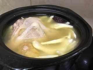 5、海南椰子鸡,煲底上铺上姜片和一半椰肉，放入整只老母鸡，上面倒上椰子汁加剩余的椰肉，其余调料都不用放，盖上盖，大火烧开后调小火，煲3-4小时。