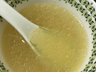 6、海南椰子鸡,原汁原味的汤汁非常香，嫌味道淡的可以在喝的时候撒点盐调味。