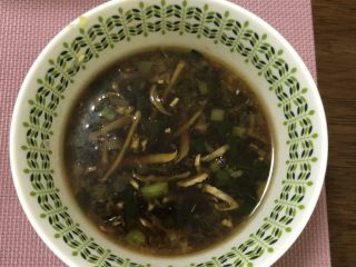 7、海南椰子鸡,另外做的蘸汁，吃鸡肉的时候调味。老母鸡虽然炖了3小时肉质还是挺结实的。我的蘸汁是锅里加热，放生抽+水+蒜末+姜末+葱调的，你们可以调自己喜欢的口味加辣加什么都行。